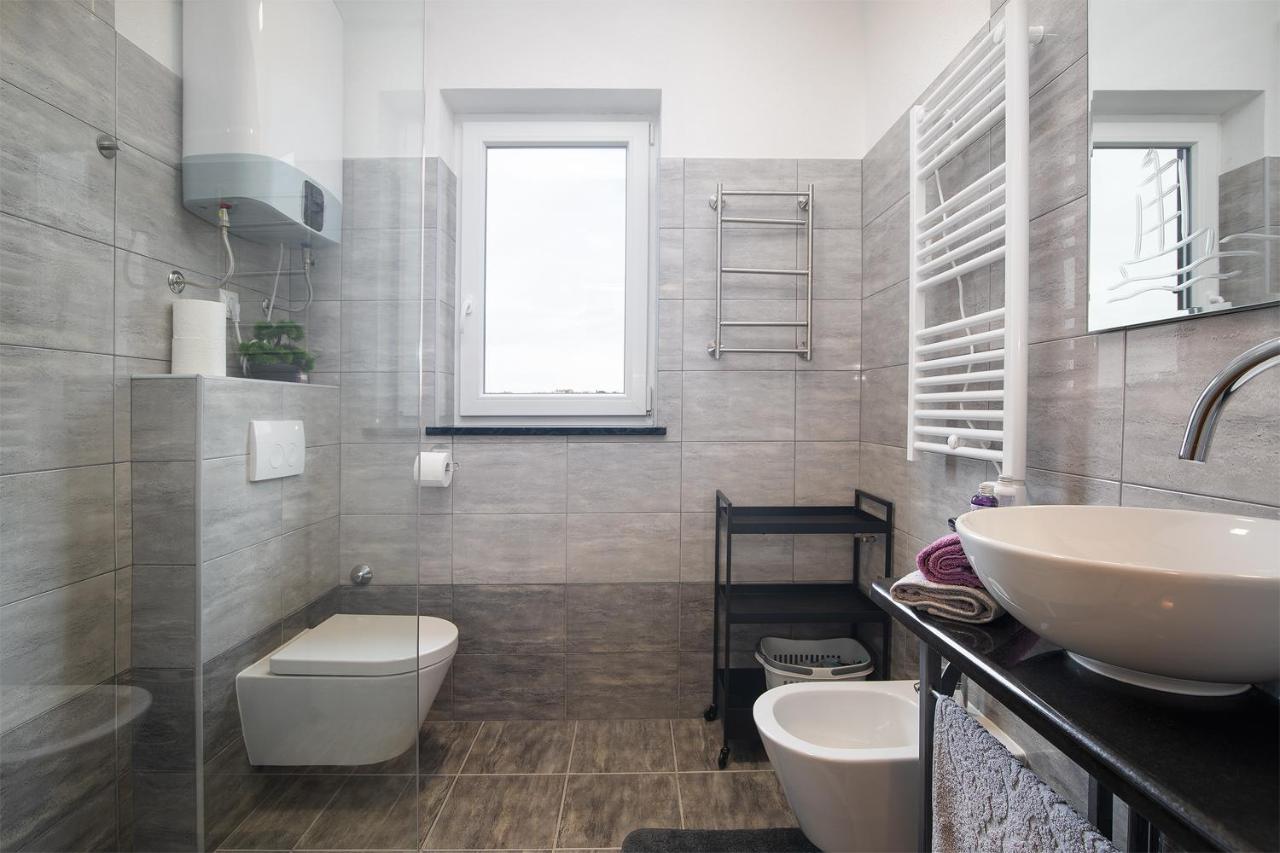 Apartment Little Gallery **** Ровин Екстериор снимка
